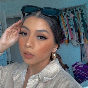 Meet your Posher, Lesly